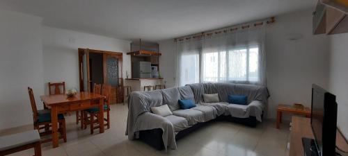 uma sala de estar com um sofá e uma mesa em Apartament a Llançà em Girona