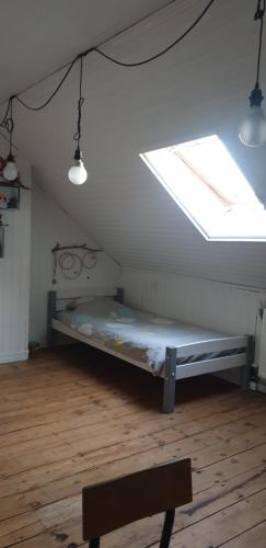 une chambre avec un lit dans une chambre avec une fenêtre dans l'établissement Olympic games - House near the stadium, à Lille
