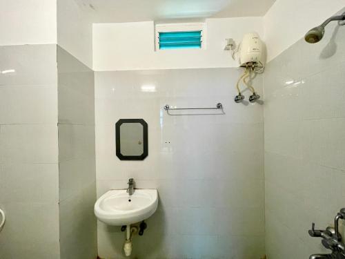 Baño blanco con lavabo y aseo en A ONE Palace ! Puri - ᴺᵒ ᵉᵈⁱᵗᵉᵈ ᵖʰᵒᵗᵒ ʷᵉ ᵃʳᵉ ᵍᵉⁿᵘⁱⁿᵉ ʷᵉ ˢʰᵃʳᵉ ʳᵒᵒᵐ ᵛⁱᵈᵉᵒ en Puri