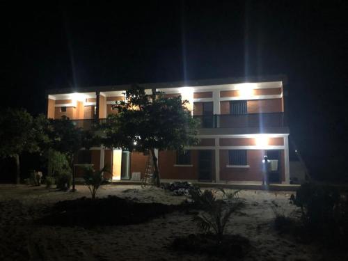 un edificio con luces encendidas por la noche en Villa Le P’tit Paradis en Ngalou Sessène