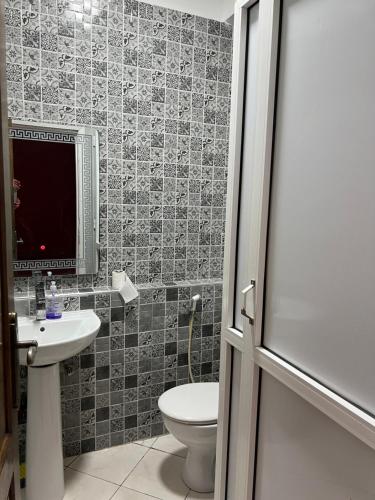 łazienka z toaletą i umywalką w obiekcie Appartement Marhaba w mieście Agadir
