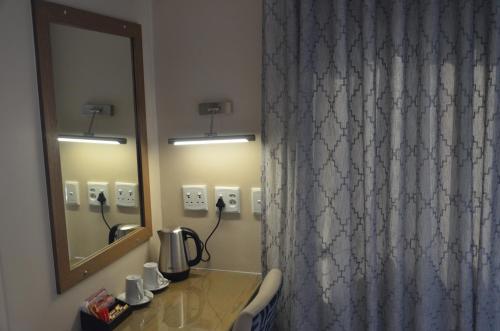 Bilik mandi di Windhoek Gardens Boutique Hotel