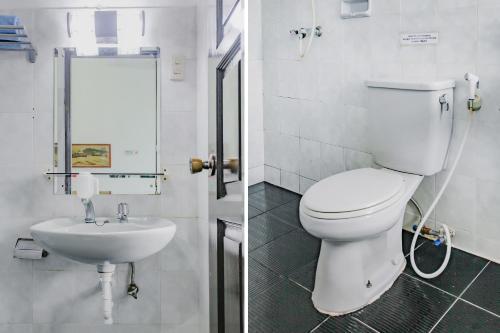 OYO Life 90091 Wisma Pakuan Syariah في بوغور: حمام مع مرحاض ومغسلة