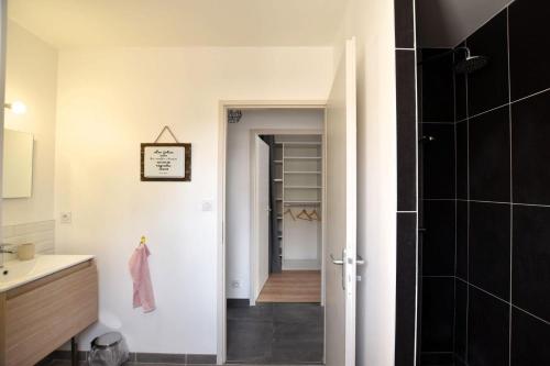 La salle de bains est pourvue d'un lavabo et de toilettes. dans l'établissement Sweet home 25mn du Puy du Fou, à Cholet