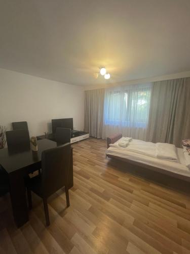 1 dormitorio con 1 cama, mesa y sillas en Londof Villa with panoramic view, en Brasov