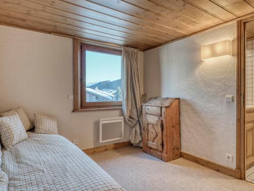 une chambre avec un lit et une fenêtre dans l'établissement Appartement 2 chambres avec balcons, Wifi et parking à proximité des pistes - Megève Jaillet - FR-1-453-292, à Megève