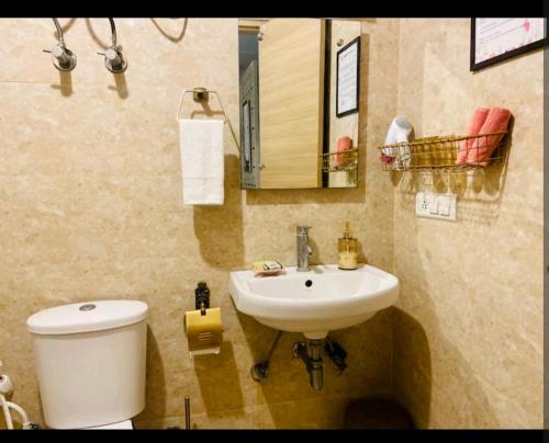 Ванная комната в Ac Beautiful And Luxurious Omaxe Krishna Bankey bihari ji by Shishamare