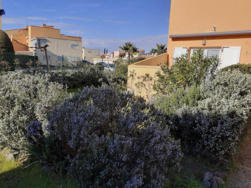 App T2 entièrement rénové en résidence proche à pied de la plage de la Roquille et de tous commerces parking privé gratuit climatisation wifi