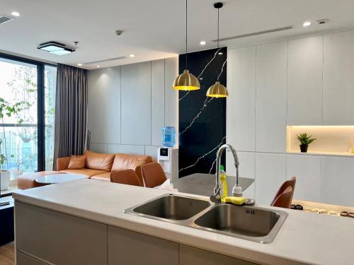 une cuisine avec un évier et un salon dans l'établissement NanaHousing-Vinhomes Skylake-Luxury Apartment near Keangnam, à Hanoï