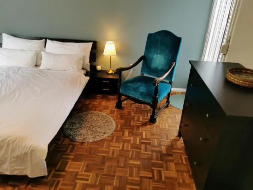 sypialnia z łóżkiem, krzesłem i komodą w obiekcie Haus am Bodensee w mieście Fußach