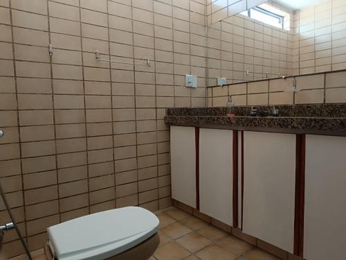 Een badkamer bij HostellHouse Márcia Guimarães