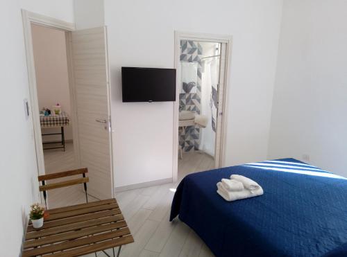 een slaapkamer met een bed met twee witte handdoeken erop bij Rooms add e criatur in Napels