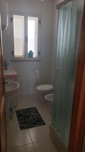 La salle de bains est pourvue d'une douche, de toilettes et d'un lavabo. dans l'établissement Casa Solemare La Caletta, à Siniscola