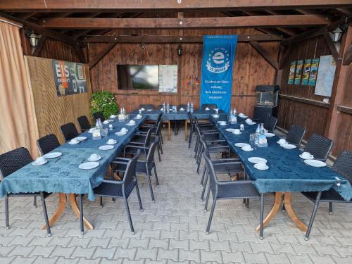 een grote groep tafels en stoelen in een schuur bij Gasthaus Kelly in Maagdenburg