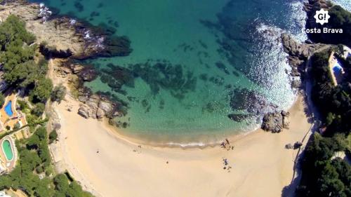 an overhead view of a beach with the ocean at Europa Family Apartments in Blanes
