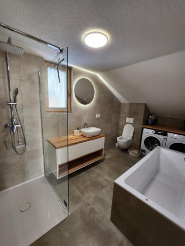 Un baño de Chalet Fiona with jacuzzi