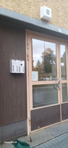a front door of a building with a window at City Apartment Maaherrankatu, ilmainen kadunvarsipysäköinti in Kuopio