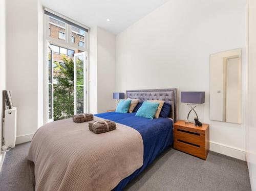 um quarto com uma cama grande e uma janela em Harley Street Luxury Snug em Londres