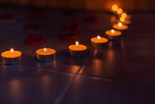 a group of candles sitting on top of a table at Playroom XXL Loft LOVE Room avec Espace spa Terrasse vue sur les toits Salle de jeux pour adultes Libourne centre 10 min de St Emilion Proche Bordeaux in Libourne