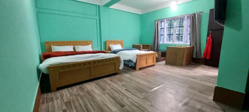 The Himalayan Nest tesisinde bir odada yatak veya yataklar