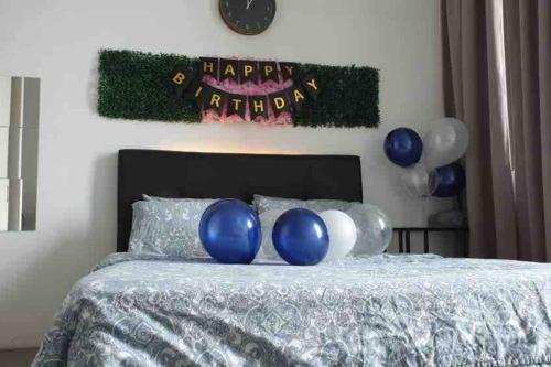 215 Nana’s Homes WiFi, Netflix and FREE Parking في بيتالينغ جايا: غرفة نوم بسرير وبالونات زرقاء وبيضاء
