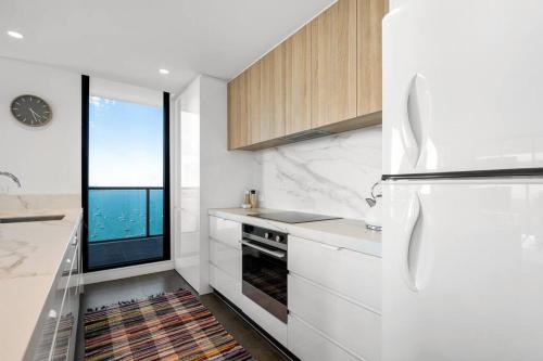 Dapur atau dapur kecil di 2BR Penthouse with Bay Views by Short & Long Stays