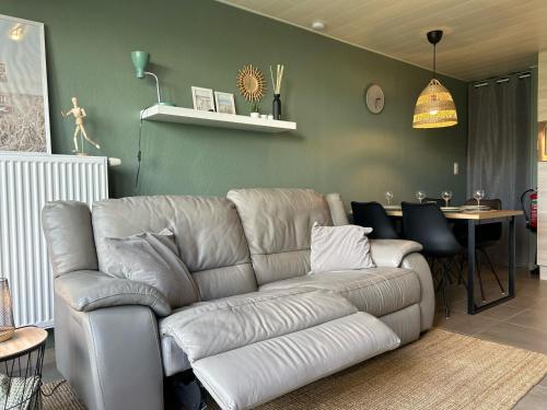 a living room with a couch and a table at La Cabane de la mer in Bredene