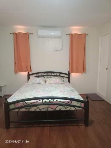Una cama o camas en una habitación de Isabella