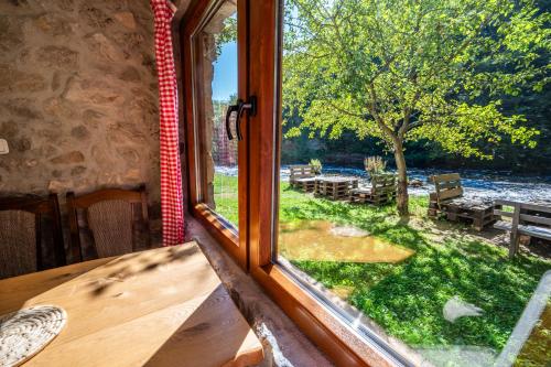 ventana con vistas a un patio con mesa en Stone room-Kamena soba, en Šipovo