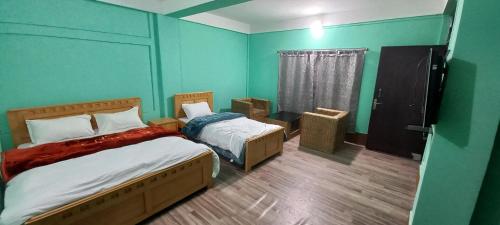 Una cama o camas en una habitación de The Himalayan Nest