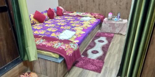 um modelo de cama num quarto em New natraj em Chikalda