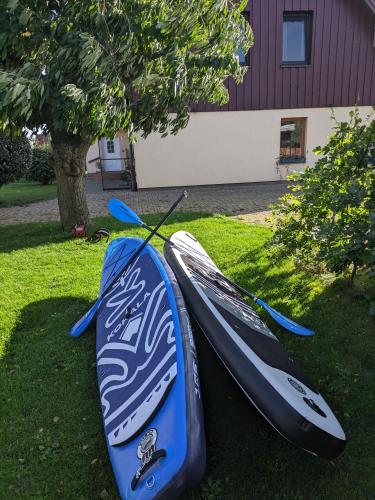 two kayaks sitting on the grass in a yard at Idyll im Land der 1000 Seen in Liessow