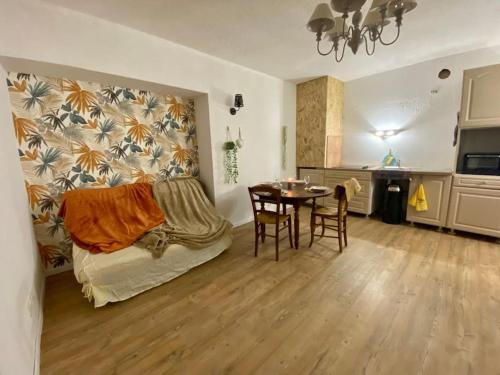 un salon avec une table et un canapé dans l'établissement Nuit au calme, en pleine nature, à Bagneux