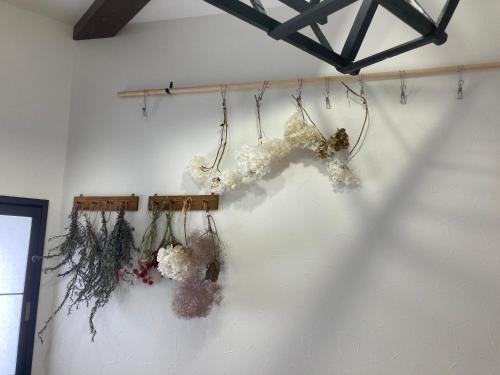 a wall with some dried flowers on it at 恐竜博物館まで車で5分 自然体験 古来農業体験ができる一棟貸し宿Dinosaur Agri in Katsuyama