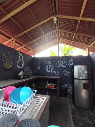 a kitchen with a counter and a refrigerator at SakaNibue in San Bernardo del Viento