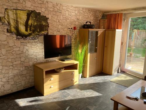 Grebendorf的住宿－Ferienwohnung Mira，客厅配有木柜上的电视