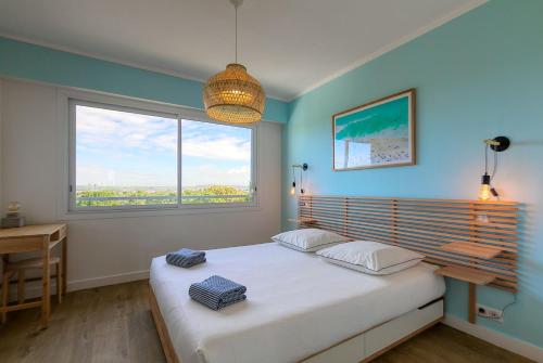 ラ・ボールにあるVue sur mer La Baule Moanaの大きなベッドと窓のある寝室