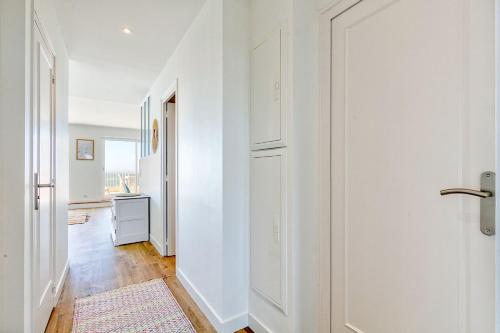 ラ・ボールにあるVue sur mer La Baule Moanaの白壁の廊下