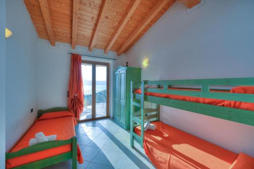 Zimmer mit 2 Etagenbetten und einem Balkon in der Unterkunft Agriturismo L'Uliveto in Gargnano