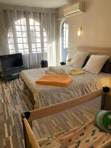um quarto com uma cama com duas toalhas em LA SOLANA em Saint-Laurent-de-la-Salanque