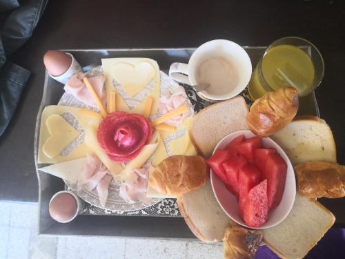 un plateau de différents types de fromage et de pain dans l'établissement Flor de Loto Tantralove, à Aguatona