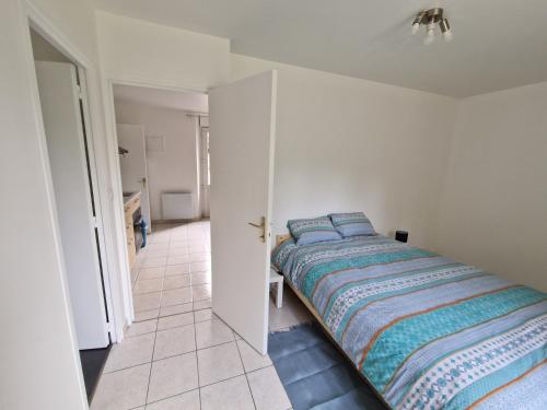 Ένα ή περισσότερα κρεβάτια σε δωμάτιο στο Logement Servon-sur-Vilaine