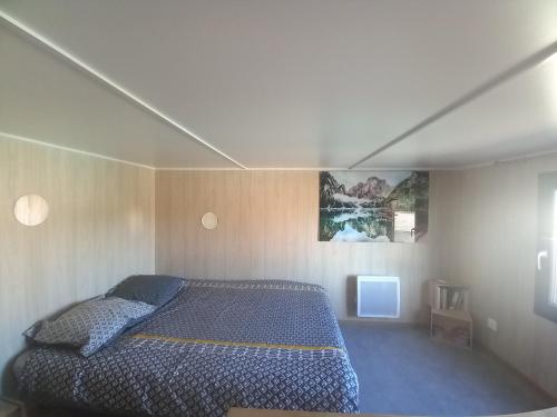 Ένα ή περισσότερα κρεβάτια σε δωμάτιο στο Maison de jardin 4 personnes