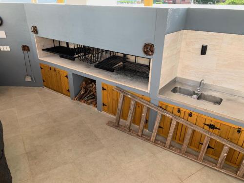 eine Küche mit gelben Schränken und einem Waschbecken in der Unterkunft Torre Marina II Punta del Este in Punta del Este
