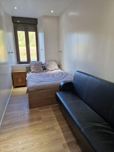 a living room with a bed and a couch at L'Owen -10mn Genève-6 Pers-Cosy-Parking privé in Contamine-sur-Arve