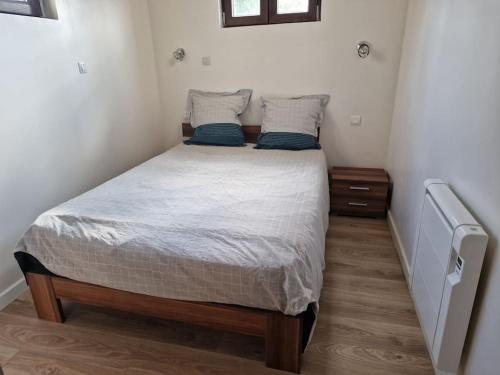 a bedroom with a bed with two pillows on it at L'Owen -10mn Genève-6 Pers-Cosy-Parking privé in Contamine-sur-Arve