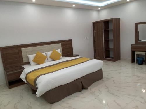 Un pat sau paturi într-o cameră la سحاب