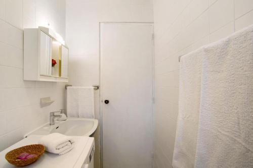 uma casa de banho branca com um lavatório e um chuveiro em Casa do tio Inácio em Santana