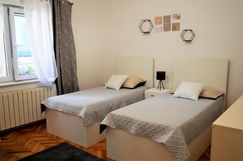 Impeccable 2-Bed Apartment with 2 bathrooms – Photos 2