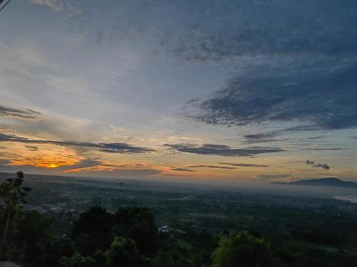 vistas a la puesta de sol desde una colina con árboles en Kasa Alagao farm, en Bauan